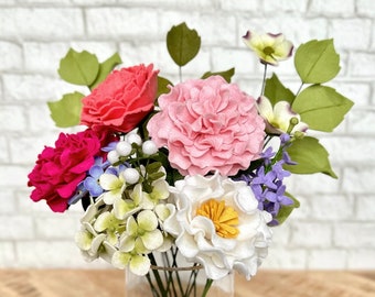 Ramo de flores variadas vibrantes, arreglo floral de fieltro