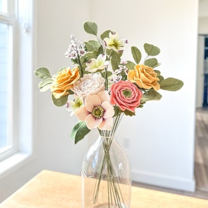 Frühlingsstrauß aus Pfingstrose & Hartriegelholz, Filzblumen