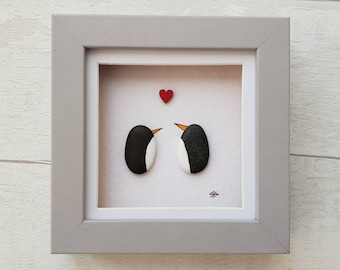 Image d'art en galets de pingouin, cadeau romantique pour la Saint-Valentin, Mini cadre, cadeau de fiançailles, cadeau d'anniversaire unique, cadeau d'anniversaire - sur commande