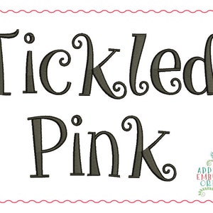 Puede incluir: Diseño de bordado "Tickled Pink" con un estilo de fuente caprichoso. El diseño presenta un adorno decorativo al final de cada palabra.