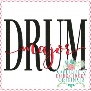 Puede incluir: Diseño de bordado negro y rojo de la palabra "drum" con la palabra "major" en escritura cursiva debajo. El diseño incluye un adorno floral con una rosa rosa y hojas verdes. El texto "Applique & Embroidery Originals" está en la parte inferior del diseño.