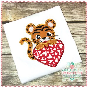 Applique & Embroidery Originals Diseño Digital 1424 Tigre con Carta de Amor Día de San Valentín Applique Diseño Máquina de bordado, descarga