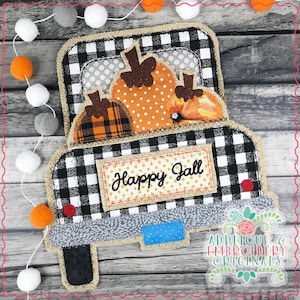 Puede incluir: Un camión de cuadros negros y blancos con una cama llena de calabazas naranjas y marrones. El camión tiene un letrero que dice "Happy Fall".