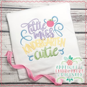 Applique & Embroidery Originals Diseño Digital 1869 Little Miss Kindergarten Cutie Bordado Diseño descarga instantánea, máquina de bordar