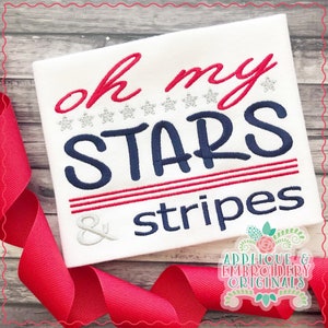 Puede incluir: Camiseta blanca con bordado rojo y azul que dice "oh my stars & stripes".