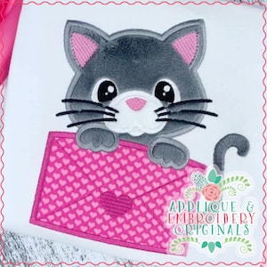 Applique & Embroidery Originals Diseño Digital 2910 Kitty Love Letter Applique Design Embroidery Machine descarga instantánea