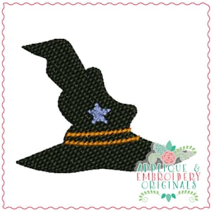 Puede incluir: Un sombrero de bruja negro con una estrella azul y ribete naranja. El sombrero está inclinado hacia un lado.