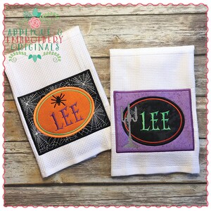 以下が含まれることがあります： ハロウィンをテーマにした刺繍が施された白いキッチンクロスが2枚。1枚目のクロスは、オレンジ色の楕円形に「LEE」と刺繍され、クモとクモの巣がデザインされています。2枚目のクロスは、紫色の楕円形に「LEE」と刺繍され、サボテンがデザインされています。