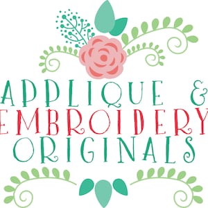 K&ouml;nnte beinhalten: Ein Logo mit dem Text "APPLIQUE & STICKEREI ORIGINALS" in Gr&uuml;n und Rot, mit floralen und Blatt-Akzenten in Gr&uuml;n und Rosa. Das Design ist vor einem wei&szlig;en Hintergrund.