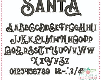 Könnte beinhalten: Ein komplettes Alphabet- und Zahlenset in einer dekorativen Schriftart, mit dem Wort "SANTA" oben. Die Buchstaben und Zahlen sind dunkel gefärbt, mit einem dekorativen Blumendesign unten rechts.