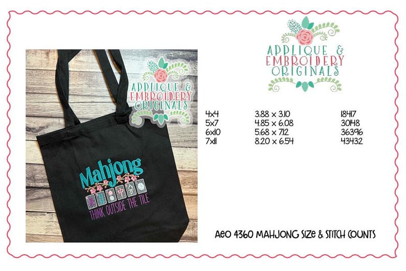 K&ouml;nnte beinhalten: Schwarze Tragetasche mit dem Wort "Mahjong" in T&uuml;rkis und rosa floralen Akzenten. Der Satz "Think Outside The Tile" befindet sich unter dem Mahjong-Design. Die Tasche zeigt auch das Logo "Applique & Embroidery Originals".