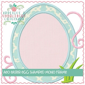 Puede incluir: Un marco de bordado en forma de huevo de Pascua azul y blanco con un diseño de espiral rosa y hierba verde. El texto "AEO Easter Egg Shamped Mono Frame" está en la parte inferior de la imagen.