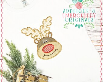 Könnte beinhalten: Ein weißes T-Shirt mit einem gestickten Rentier-Applique in Braun und Beige. Das Rentier hat eine rote Nase mit weißen Streifen und ein braunes Gesicht. Der Text "Applique & Embroidery Originals" befindet sich in der oberen rechten Ecke des Shirts.