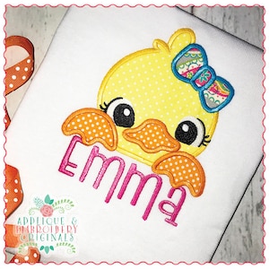 Diseño digital original de apliques y bordados - 1607 Duck Peeker Girl Applique Design para máquina de bordar de Pascua, descarga instantánea