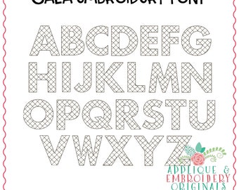 Pode incluir: Letras do alfabeto em preto e branco com um padrão de grade. As letras estão em maiúsculas e estão dispostas em ordem alfabética. O texto "GALA EMBROIDERY FONT" está na parte superior da imagem. O texto "APPLIQUE & EMBROIDERY ORIGINALS" está na parte inferior da imagem.