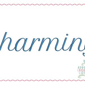 Op de afbeelding: Een blauw cursief lettertype dat het woord "Charming" spelt met een bloemmotief en de tekst "Applique & Embroidery Originals" eronder.