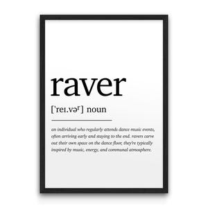 Może przedstawiać: Czarna oprawiona grafika z napisem "raver" pogrubioną czcionką. Poniżej, fonetyczna wymowa i definicja słowa "raver" są wyświetlane czarnym kolorem na białym tle.