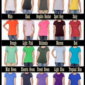 Puede incluir: Un gr&aacute;fico que muestra diferentes colores de camisetas disponibles para mujeres. Los colores incluyen blanco, negro, gris jaspeado, gris deportivo, amarillo claro, naranja, rosa claro, heliconia, marr&oacute;n, rojo, verde menta, verde el&eacute;ctrico, verde bosque, azul claro, azul turquesa, azul real, azul marino, lila, morado y azul ne&oacute;n. El texto indica que todos los colores excepto dos son 100% algod&oacute;n preencogido, lila es 50% algod&oacute;n y 50% poli&eacute;ster, y gris deportivo es 90% algod&oacute;n y 10% poli&eacute;ster.