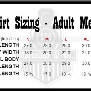 Puede incluir: Tabla de tallas de camiseta para hombres adultos, que muestra las medidas en pulgadas para la longitud del cuerpo, el ancho del cuerpo, la longitud total del cuerpo y la longitud de la manga. Las tallas incluyen S, M, L, XL y 2XL.