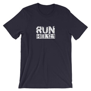 Camisa de 1/cristiana Hebreos 12 para hombres y cristiana gráfico regalo de T-Shirt/cristiano/Bautismo regalo/Biblia verso t camisas de fe camiseta regalo para el corredor imagen 4