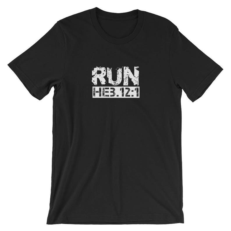Puede incluir: Camiseta negra con la palabra "RUN" en fuente blanca desgastada, sobre el texto "HEB.12:1" en un rect&aacute;ngulo blanco. La camiseta est&aacute; hecha de un material suave y tiene mangas cortas.