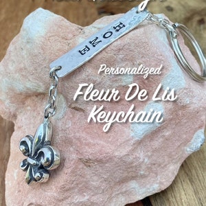 Llavero personalizado 925 Fleur de Lis en plata de ley maciza, 5 letras/caracteres con cadena de cable de 3 mm entre Fleur de Lis.
