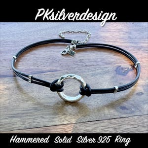 Collar con anillo de plata 925 maciza, martillada a mano, estilo vikingo, gargantilla o collar colgante para gafas, 2 cordones de cuero con cadena ajustable de 5 cm.
