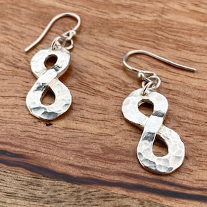 Zierliche 925 Infinity Sign Ohrringe Handgehämmert Massiv Sterling Silber, 5,4 Gramm Sterling Silber, süße Freundin, BFF oder Mama Geschenk