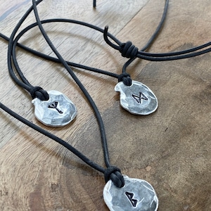 Viking Rune One Letters Collar de peltre estampado con mensaje positivo significativo, forma derretida única, diseño unisex, ajustable