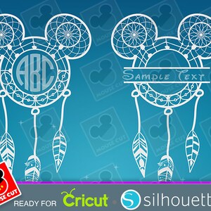 Puede incluir: Silueta blanca de una cabeza de Mickey Mouse con un atrapasueños. El atrapasueños tiene un círculo en el centro con las letras "ABC" dentro. El atrapasueños tiene plumas que cuelgan de la parte inferior. La imagen está sobre un fondo azul.