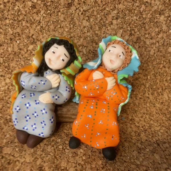 santons crèche de Noël, deux filles assises,  fabrication artisanale, Figurine en pâte fimo