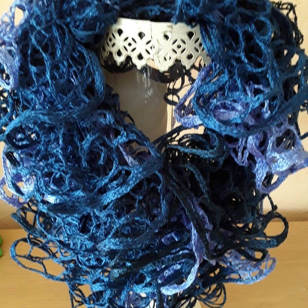 Echarpe en tricot bleu nuit