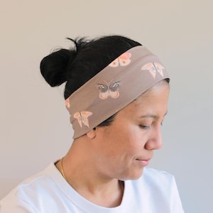Mittelbreites Stirnband – Kopfbedeckung aus Bio-Baumwolle – Dehnbares Kopftuch mit Schmetterlingsdruck in Taupe – Haarband für Yoga und Alltag