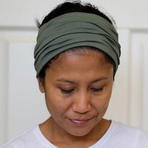 Breites Stirnband für Frauen, olivgrünes Stirnband, olivgrünes dehnbares Jersey-Stirnband, olivgrünes Kopftuch für Frauen, breites Bandana, Haarband Bild 1