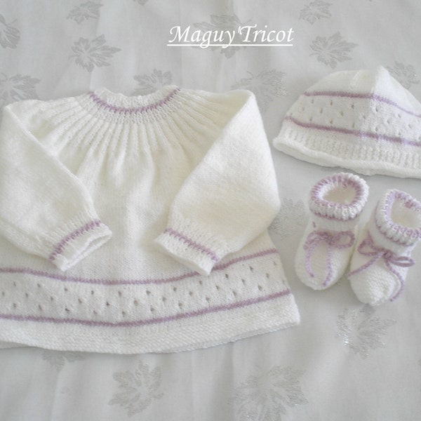 Brassière Layette bébé laine blanche et mauve naissance brassiere bonnet et bottons ensemble 3 pièces