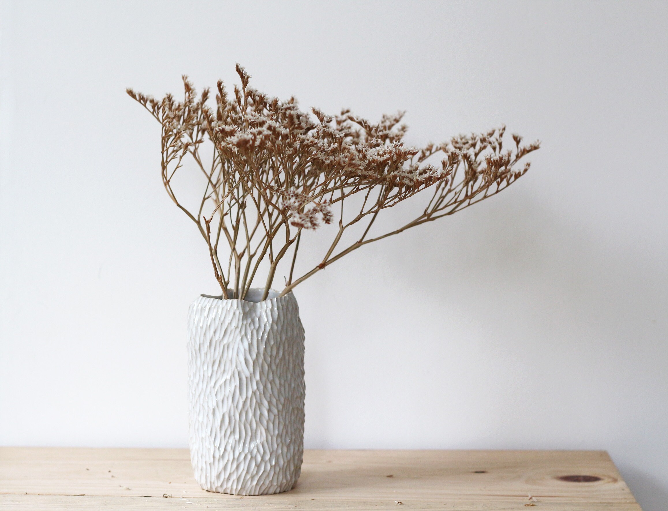 Vase Gravé en Grès 14cm Blanc Brillant - Céramique Artisanale