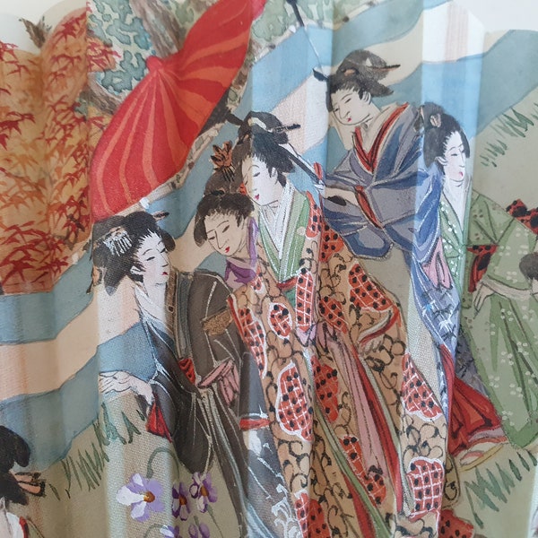 Eventail ancien asie japon décor scène de la vie geishas sur papier de riz