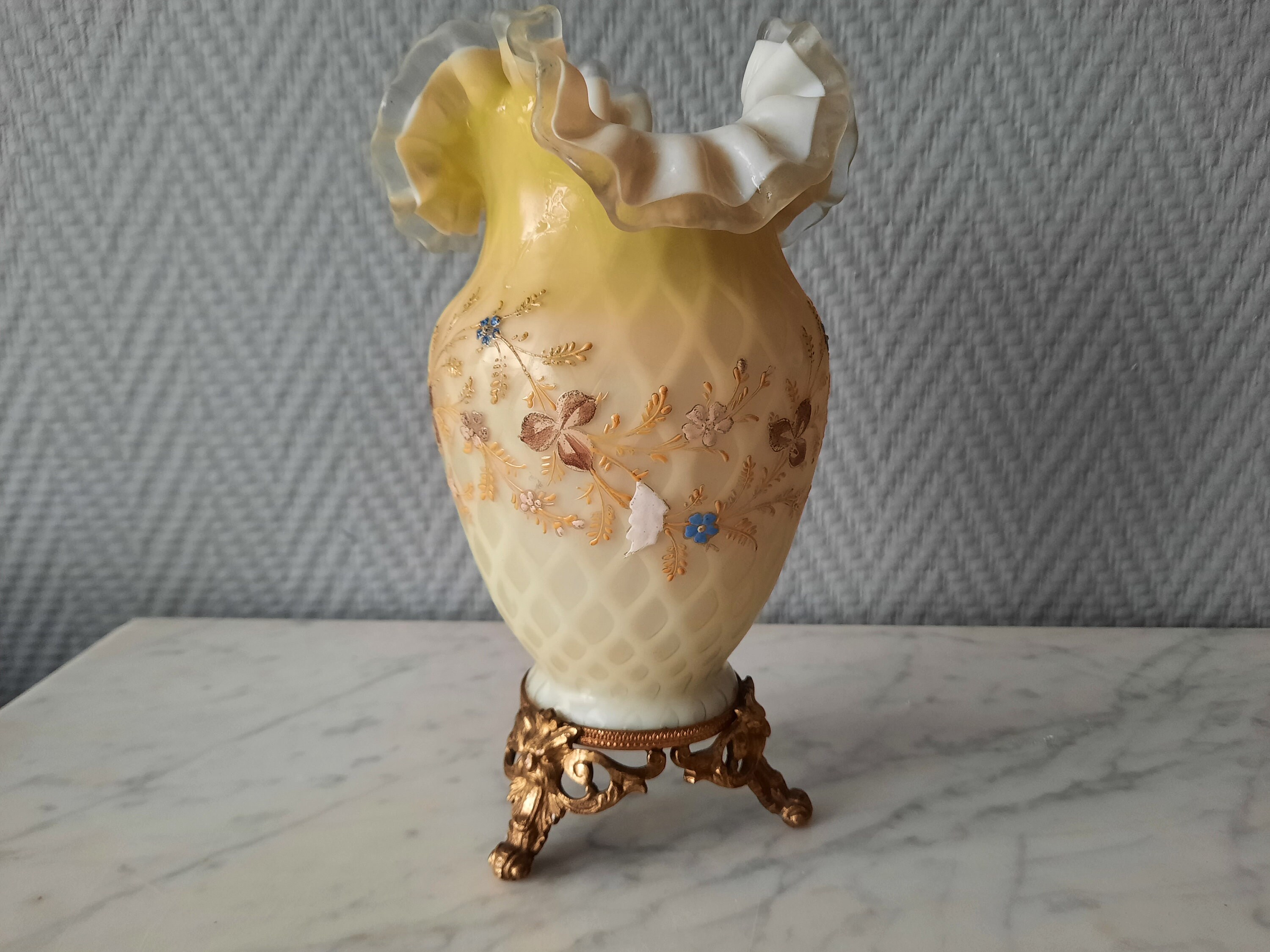 Vase Verre Émaillée Décor de Fleurs Col Chantourné Époque Napoléon Iii - 253A