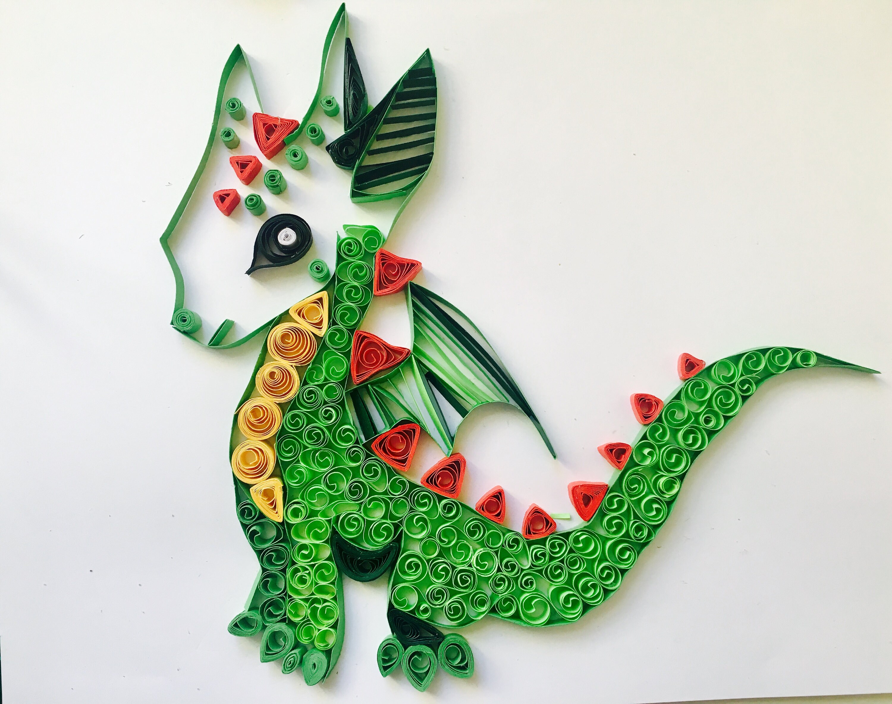 Квиллинг дракон схема. Квиллинг дракон. Дракон из квиллинга. Динозавр из квиллинга. Объемный квиллинг дракон.