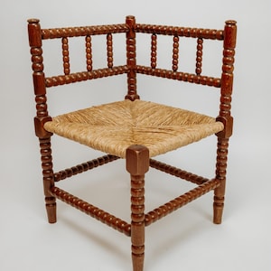 Antyczny narożny fotel Bobbin | Antyczny drewniany narożny fotel z siedziskiem z sitowia | Krzesło w stylu rustykalnym / wiejskim ok. 1900 r.