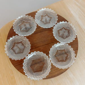 Puede incluir: Una taza de cerámica blanca con un asa negra y el texto "But First, Coffee" en negro, en negrita. La taza está sobre una superficie blanca.