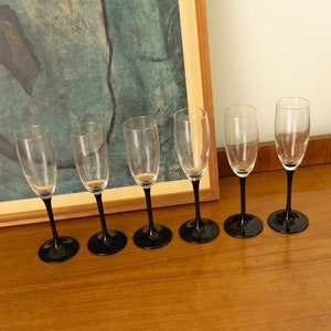 Set of 6 champagne flutes with black base
