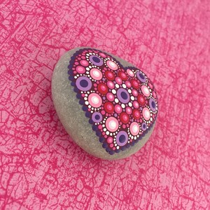 Herzens-Stein Love mit Acrylfarben in Punktetechnik handbemalter Mandala-Stein, als Geschenk, für Meditation und Yoga oder als Dekoration Bild 2