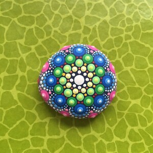 Mandala-Stein Verspielt I mit Acrylfarben in Punktetechnik handbemalter Mandala-Stein: als Geschenk, für Meditation Yoga oder als Deko Bild 2