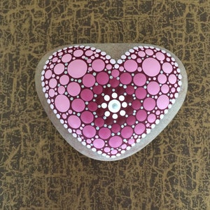 Herzens-Stein Puderrosé mit Acrylfarben in Punktetechnik handbemalter Mandala-Stein, als Geschenk, für Meditation und Yoga oder als Deko Bild 2