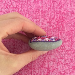 Herzens-Stein Love mit Acrylfarben in Punktetechnik handbemalter Mandala-Stein, als Geschenk, für Meditation und Yoga oder als Dekoration Bild 5