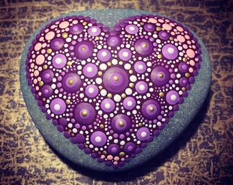 Herzens-Stein Flieder - mit Acrylfarben in Punktetechnik handbemalter Mandala-Stein, als Geschenk, für Meditation und Yoga oder als Deko