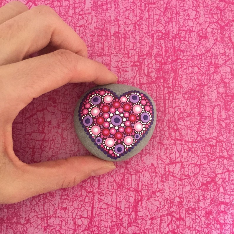 Herzens-Stein Love mit Acrylfarben in Punktetechnik handbemalter Mandala-Stein, als Geschenk, für Meditation und Yoga oder als Dekoration Bild 6