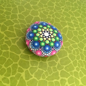 Mandala-Stein Verspielt I mit Acrylfarben in Punktetechnik handbemalter Mandala-Stein: als Geschenk, für Meditation Yoga oder als Deko Bild 6