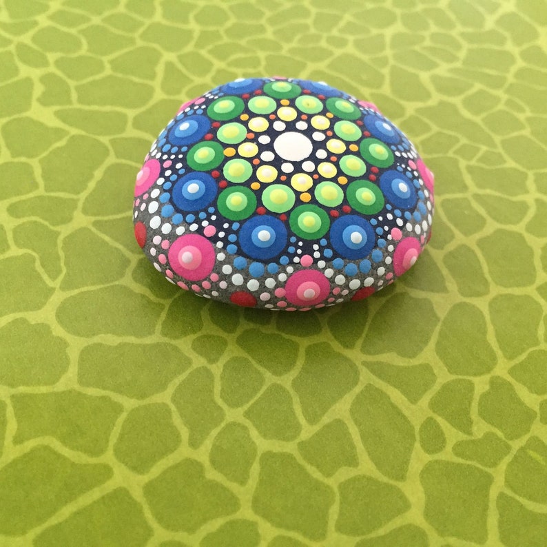 Mandala-Stein Verspielt I mit Acrylfarben in Punktetechnik handbemalter Mandala-Stein: als Geschenk, für Meditation Yoga oder als Deko Bild 4
